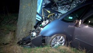 Nepochopiteľná tragédia: Vodič na rovnej ceste narazil do stromu