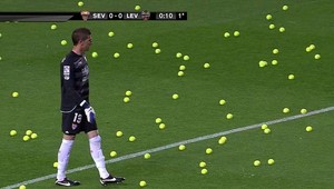 Diváci v Seville protestovali s tenisovými loptičkami