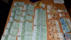 Policajti odhalili kokaínový brloh. Okrem drog našli aj tisíce eur