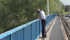 Chcel sa podpáliť a skočiť z mosta. Mestskí policajti v Šali zasahovali v poslednom okamihu