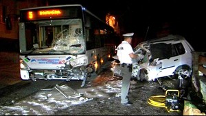 Tragická čelná zrážka. Vodič (†49) vrazil do autobusu MHD