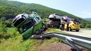 Kuriózna nehoda! Kamión s deťmi a autami visel nad priekopou