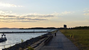 Na Dunaji sa stala kuriózna nehoda. Zrazila sa jachta so surfistom