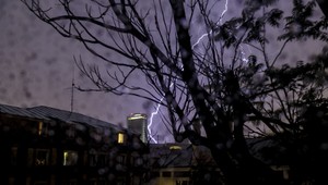 SHMÚ zvýšil výstrahy pred búrkami na druhý stupeň pre väčšinu Slovenska