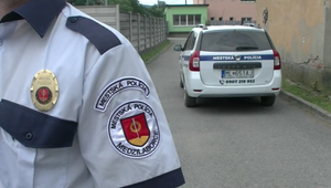 Dav miestnych obyvateľov sa vyhrážal a útočil na policajta. Mohol použiť služobnú zbraň?