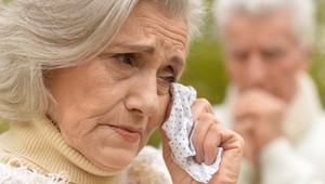 Dcéra týra vlastných rodičov, manželia sa boja udať svoje dieťa