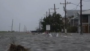 VIDEO: Pobrežie Louisiany zasiahol hurikán. Ľudí zachraňovali zo striech domov vrtuľníkom