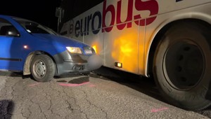 Osobné auto narazilo do autobusu na nezvyčajnom úseku, denne tam prejde len zopár áut. Vodič nafúkal viac ako 1 promile