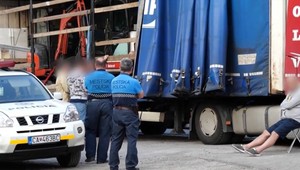 Polícia zaistila ukradnuté švédske bagre. V jednom bol GPS lokátor