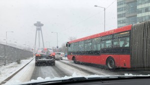 FOTO: Bratislava zažila dopravný kolaps. Vodiči hlásili nehody, linky MHD meškali