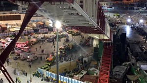 Pád stavebného žeriavu si vyžiadal minimálne 107 obetí