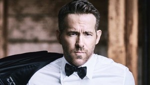 TOTO že je sexsymbol Ryan Reynolds? Kozia briadka, mastné vlasy a saténová košeľa!