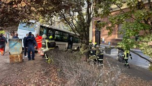 Autobus v Maďarsku narazil do budovy gymnázia, hlásia zranených
