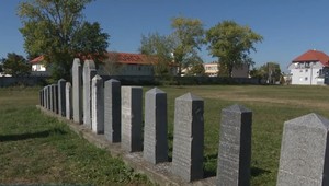 Obyvatelia mali hodové slávnosti priamo medzi pomníkmi. Židovská obec začala konať