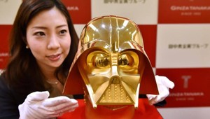 Oslava temnoty: Na svet prichádza maska Dartha Vadera vyrobená zo zlata