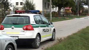 Hromadná bitka! Rozzúrení obyvatelia zaútočili na policajtov