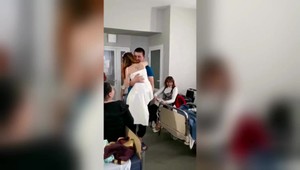 Oksane po výbuchu míny museli amputovať nohy. Za priateľa sa vydala priamo v nemocnici