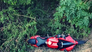 Vážna nehoda maloletých: 15-ročný motorkár havaroval v lesnom teréne