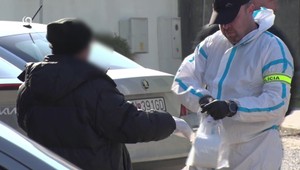 V rodinnom dome našli telo v kaluži krvi. Z miesta odviedli staršieho muža