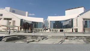 V SND sa dočkali, zamestnancom zvýšia platy