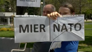 V uliciach sa opäť protestovalo proti vláde. V Bratislave hovorili o prechádzke, v Prešove nechceli opustiť námestie