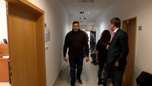 Manželka hlohoveckého expodnikateľa, ktorý je vo väzení, je už skoro tri roky nezvestná. Súd s možnými únoscami stále trvá