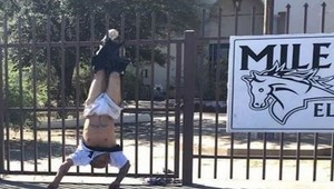 Zlodej sa zasekol v plote, visel dolu hlavou so stiahnutými nohavicami