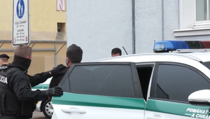 Vodič, ktorý s dodávkou plnou migrantov odmietol zastaviť polícii, je vo väzbe. Pri naháňačke sa strieľalo