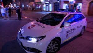 Dráma v bratislavskom podniku: Agresor ozbrojený nožmi napádal hostí, zranil aj policajtov