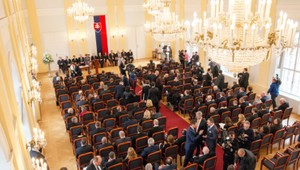 Zvolení poslanci sú poslancami aj oficiálne, preberali dekréty