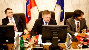 Vláda povolila školu a posiela vojakov preč z Afganistanu