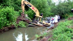Bager uviazol v rieke na kopaniciach, TAKTO ho vyťahovali