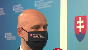 Kedy sa vrátia deti do škôl a ako sa budú uzatvárať známky? Pýtame sa ministra školstva Gröhlinga