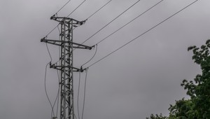 Štrnásťročný chlapec vyliezol na stožiar. Dostal ťažký zásah elektrickým prúdom