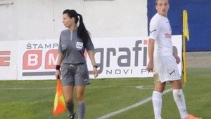 VIDEO. Krásna asistentka rozhodcu. Hráč zabudol hodiť aut...