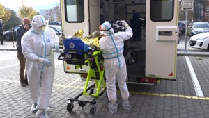 Mimoriadne smutné zábery. Pacientov s covidom na pľúcnej ventilácii pre nedostatok kapacít prevážajú zo Zlínska do Prahy