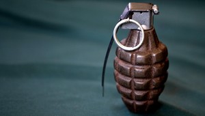 Do sídla ukrajinskej vlády vtrhol muž s granátom. Niektorí ľudia okolo neho chodili bez povšimnutia