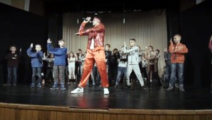 Výchovné koncerty nemusia byť nuda. Miroslav "Bruise" Žilka hýbe školami