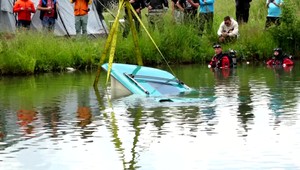 Kempovanie sa zmenilo na zlý sen: Karavan mladej dvojice skončil v rybníku