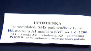 Našli ste za oknom stierača v Humennom takýto lístoček? Zrejme ste sa stali obeťou lístočkového fantóma