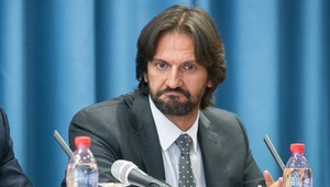 Omámeného Vietnamca pri nastupovaní do lietadla podopierali z oboch strán, tvrdia policajti