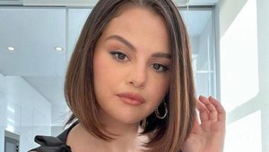 Trendy kabát Seleny Gomez pobavil ľudí: Vraj vyzerá ako veľký zelený plyšák