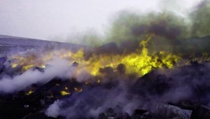 Peklo na skládke: Hasičov ohrozila mohutná explózia