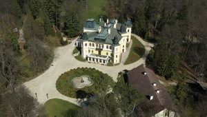 Novomanželia na grófovej posteli: Pobúrenie okolo svadobného fotenia