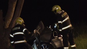 Auto sa po náraze rozlomilo na dve časti, 23-ročná spolujazdkyňa neprežila