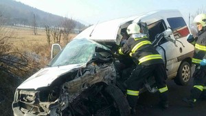 Po zrážke zostala jedna osoba zakliesnená v aute. Cestu museli uzavrieť