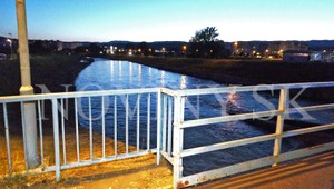 Muž zmizol v Hrone po skoku z mosta: Záchranári pátrajú