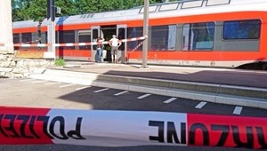 Švajčiar zaútočil horľavinou a nožom na cestujúcich vo vlaku, niekoľko ich zranil