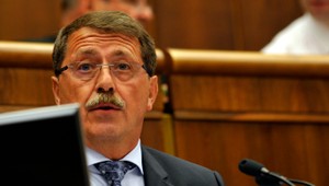 Za predraženými nákupmi je Paška, zhoduje sa časť opozície