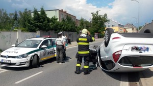 Muž urobil autom salto, vrazil do policajtov